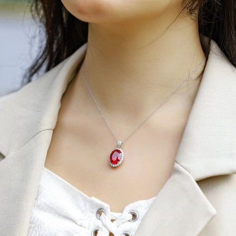 Collana con Ciondolo in Argento Sterling 925 e Rubino di Laboratorio Gemma Rossa Taglio Ovale Halo Zirconia Intarsiata Gioielli Donna