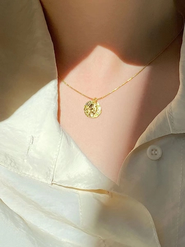 Collana con Ciondolo Moneta in Argento Sterling 925 per Donna Placcata Oro 18K Disco Martellato Rilievo Ritratto Catena Osso di Serpente Gioielli Strass Retro