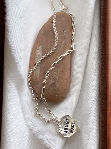 Collana con Pendente a Cuore in Argento Sterling S925 Vintage Martellato Lettera About Face Charm Hip Hop Catena a O Asimmetrica Gioielli da Donna