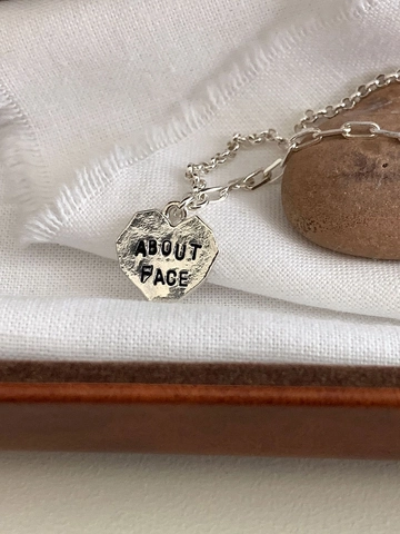 Collana con Pendente a Cuore in Argento Sterling S925 Vintage Martellato Lettera About Face Charm Hip Hop Catena a O Asimmetrica Gioielli da Donna