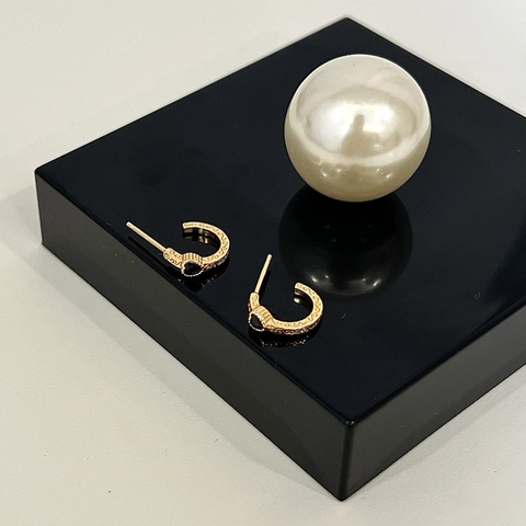 Vintage 925 Sterlingsilber C-Förmige Creolen Für Damen Geschnitztes Herzmuster Schwarze Zirkonia-Einlage Retro Schmuck