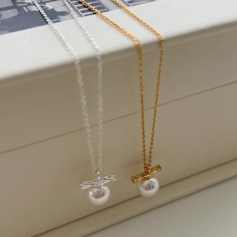 Collana con Pendente in Argento Sterling 925 e Perla Artificiale Design a Torsione Minimalista per Donna Gioielli
