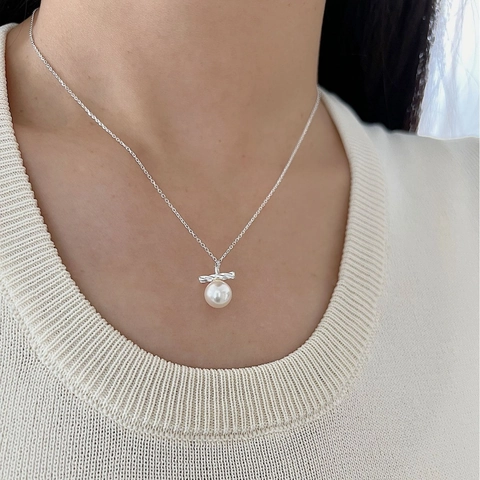 Collana con Pendente in Argento Sterling 925 e Perla Artificiale Design a Torsione Minimalista per Donna Gioielli