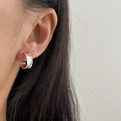 Minimalistische S925 Sterlingsilber Unregelmäßige Hammerschlag C-Förmige Creolen Für Damen Elegante Geometrische Strukturierte Ohrringe