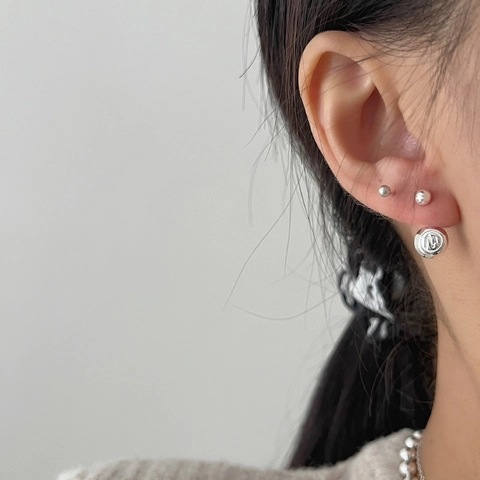 Orecchini a Bottone con Pendente a Lettera M in Argento Sterling 925 Design a Nicchia Premium Coreano INS Gioielli per Donna