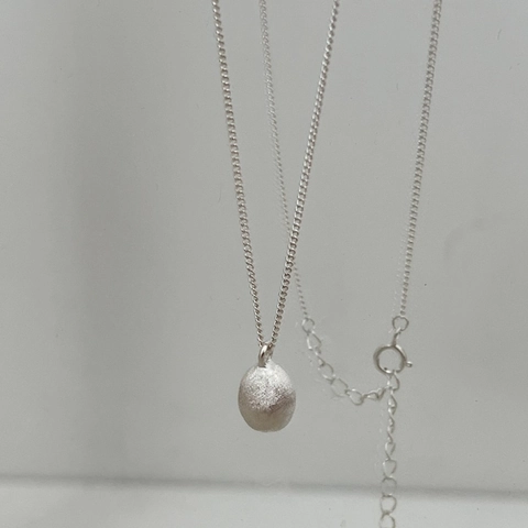 S925 Argento Sterling Minimalista Pendente a Sfera Collana per Donna Texture Spazzolata Finitura Opaca Catena a O Regolabile Gioielli