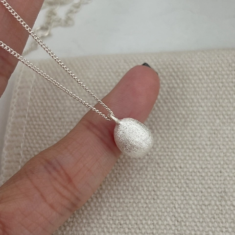 S925 Argento Sterling Minimalista Pendente a Sfera Collana per Donna Texture Spazzolata Finitura Opaca Catena a O Regolabile Gioielli