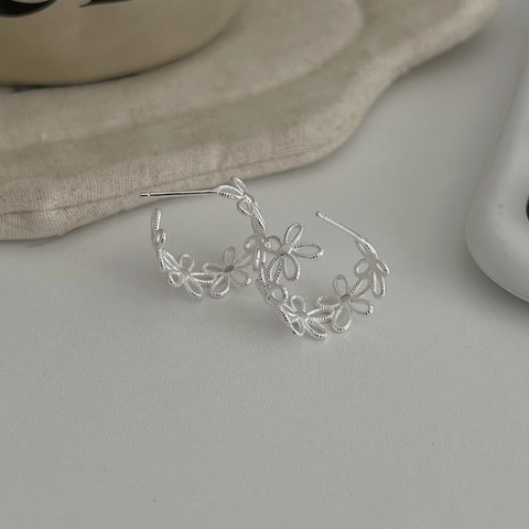 925 Sterling Silver Hollow Lace Flower Stud Earrings For Women Exquisite C-Shaped Floral Studs Light Luxury Ins Style Jewelry