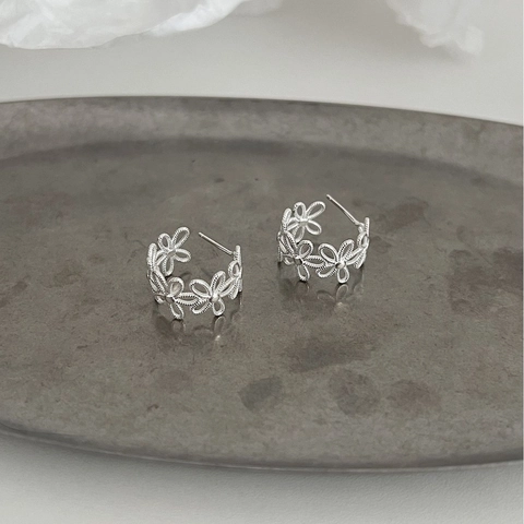 925 Sterling Silver Hollow Lace Flower Stud Earrings For Women Exquisite C-Shaped Floral Studs Light Luxury Ins Style Jewelry