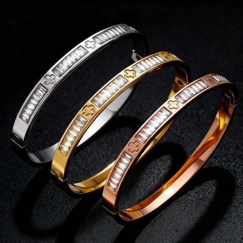 Lussuoso Bracciale Rigido in Acciaio Inossidabile con Strass Design Quadrifoglio Cuore Croce Placcato Oro 18K Gioielli da Donna