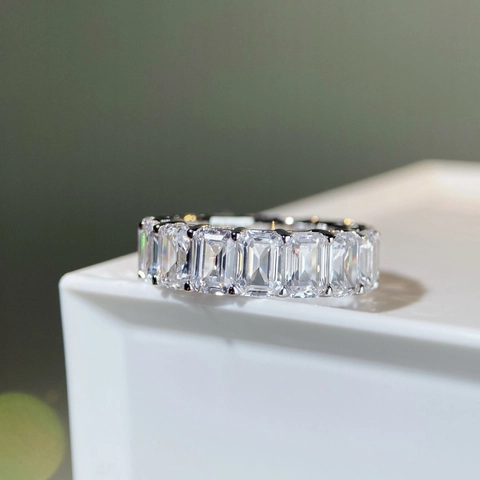 Anello Eternity in Argento Sterling 925 con Zirconia Taglio Smeraldo per Donna Fede Nuziale con Strass Pavé Gioielli da Dito