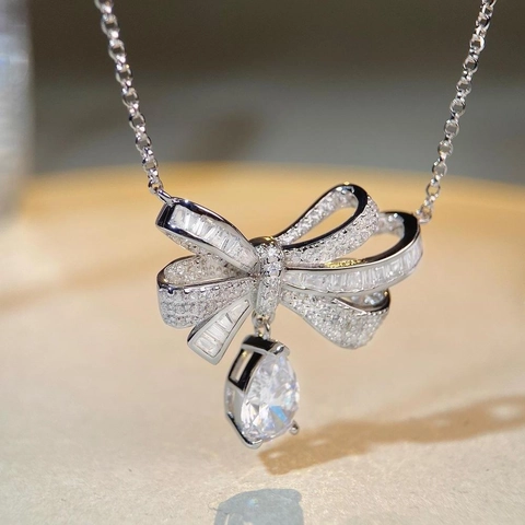 Elegante Collana con Pendente a Fiocco in Argento Sterling 925 per Donna con Pavé di Strass Scintillanti a Forma di Goccia