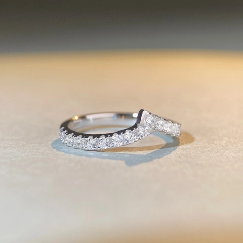 Anillo de Lujo de Plata de Ley 925 con Forma de V y Circonia Asimétrica Fila Incrustada Anillo Apilable para Mujer Joyería Elegante para Fiesta