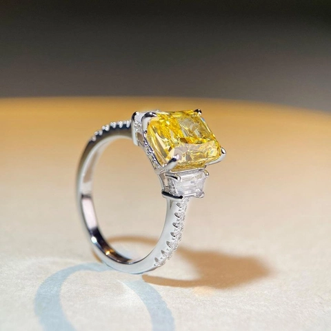 Lussuoso Anello a Tre Pietre in Argento Sterling 925 Taglio Radiant Zirconia Giallo Rosa Anello di Fidanzamento per Donna