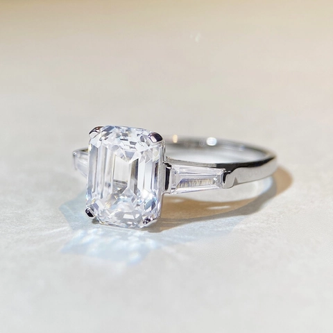Anello di Fidanzamento in Argento Sterling 925 Moissanite per Donna Taglio Smeraldo Taglio Radiant Tre Pietre Rettangolo Zirconia