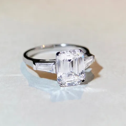 Anello di Fidanzamento in Argento Sterling 925 Moissanite per Donna Taglio Smeraldo Taglio Radiant Tre Pietre Rettangolo Zirconia