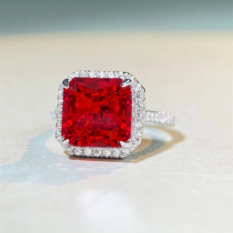 Anello di Lusso in Argento Sterling 925 Con Rubino Artificiale Taglio Radiant Donna Strass Bianchi Pave Fascia Gioielli