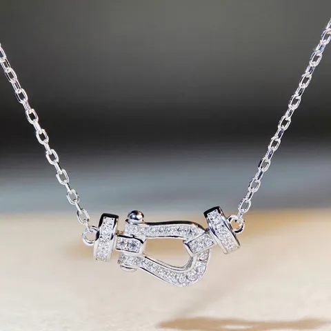 Collar con Colgante de Herradura de Plata de Ley 925 para Mujer con Hebilla en U de Circonia Pavé Joyería de Moda