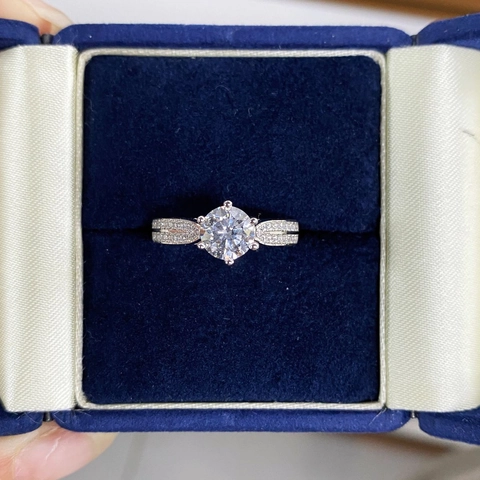 Anello in Argento Sterling 925 con Moissanite per Donna Taglio Tondo Sei Griffe Hearts and Arrows Anello Fidanzamento