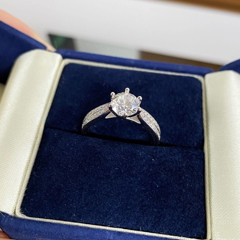 Anello in Argento Sterling 925 con Moissanite per Donna Taglio Tondo Sei Griffe Hearts and Arrows Anello Fidanzamento