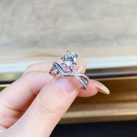 Anello a Incrocio in Argento Sterling 925 Moissanite Un Carato Taglio Rotondo Cuori e Frecce Anello Galvanico in Platino per Donna Gioielli Matrimonio