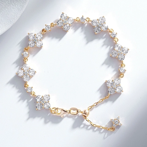 Elegante Bracciale a Quadrifoglio in Lega di Rame per Donna Gioiello con Fiori con Strass Intarsiati Accessorio alla Moda