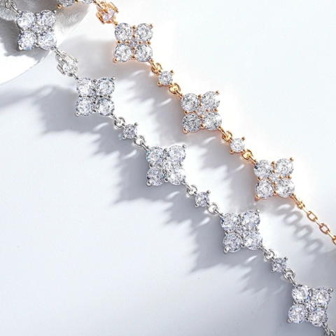 Elegante Bracciale a Quadrifoglio in Lega di Rame per Donna Gioiello con Fiori con Strass Intarsiati Accessorio alla Moda