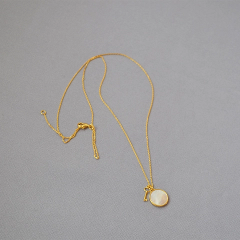 Elegante Collana In Ottone Placcato Oro Con Ciondolo A Disco Tondo In Madreperla E Charm A Chiave Catena Sottile Per Donna Gioielli