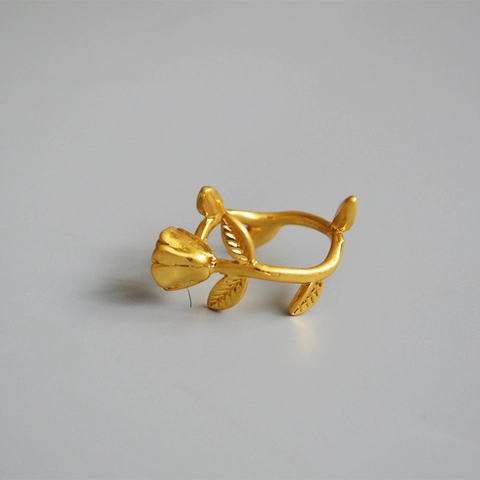 Bague Ouverte Ajustable en Laiton Plaqué Or Vintage Bourgeon de Rose pour Femme Design de Niche Bijoux Style Nature Branche