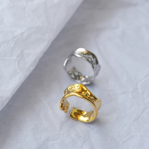 Anello Aperto Regolabile Minimalista con Texture Lava Vulcanica Irregolare per Donna Ottone Placcato Oro Argento Anello con Texture Martellata