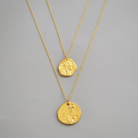 Collana con Pendente a Moneta in Ottone Martellato Vintage per Donna Doppio Strato Placcato Oro Bohemien Medaglione Irregolare