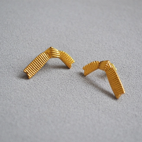 Eleganti Orecchini a Bottone con Fiocco in Ottone e Perno in Argento Sterling 925 Placcato Oro 18K Zirconia Design a Nastro Donna