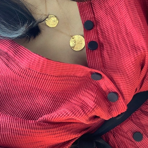 Collana con Pendente a Moneta in Ottone Martellato Vintage per Donna Doppio Strato Placcato Oro Bohemien Medaglione Irregolare