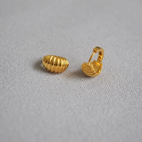 Pendientes de Aro Croissant de Latón Chapado en Oro de 18K Elegante Francesa Textura Acanalada Chic Minimalista Joyería Mujer