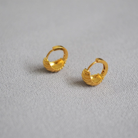 Pendientes de Aro Croissant de Latón Chapado en Oro de 18K Elegante Francesa Textura Acanalada Chic Minimalista Joyería Mujer
