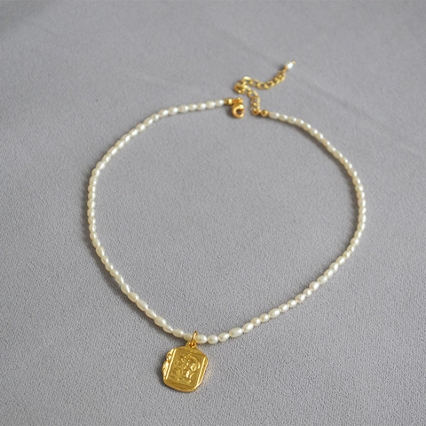 Französische Retro Elegante Künstliche Perlenkette Für Damen Gold Plattiert Kupfer Quadratische Römische Relief Münze Anhänger Schmuck