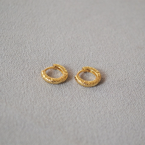 Orecchini a Cerchio Martellati in Ottone Vintage per Donna Minimalista Placcato Oro 18 Karat Trama Carta Stagnola Piccoli Gioielli