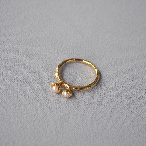 Anello in Ottone Vintage Texture Martellata Con Accenti di Perla Artificiale Design a Bocciolo Oro Gioielli Eleganti Donna
