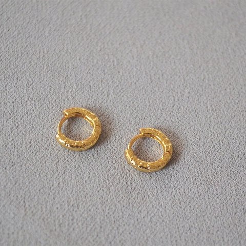Orecchini a Cerchio Martellati in Ottone Vintage per Donna Minimalista Placcato Oro 18 Karat Trama Carta Stagnola Piccoli Gioielli