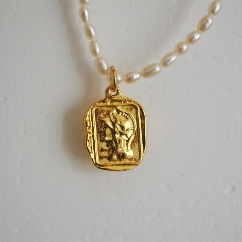 Französische Retro Elegante Künstliche Perlenkette Für Damen Gold Plattiert Kupfer Quadratische Römische Relief Münze Anhänger Schmuck