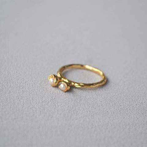 Anello in Ottone Vintage Texture Martellata Con Accenti di Perla Artificiale Design a Bocciolo Oro Gioielli Eleganti Donna