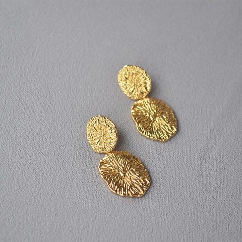 Orecchini a Bottone in Ottone Martellato Irregolare Con Perno in Argento Sterling 925 Oro 18K Incisione Motivo a Linee Donna
