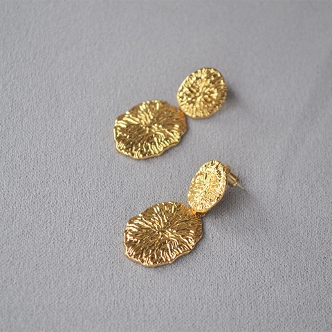 Orecchini a Bottone in Ottone Martellato Irregolare Con Perno in Argento Sterling 925 Oro 18K Incisione Motivo a Linee Donna