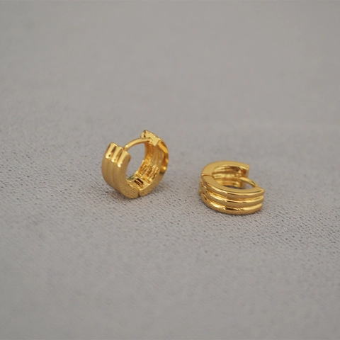 Minimalist Brass 18K Gold Plated C-Shaped Striped Huggie Hoop Earrings Small Small Triple Ridged Ear Clips For Women Daily Jewelry