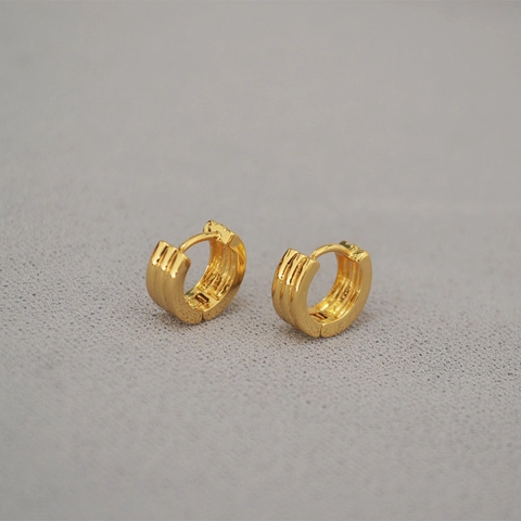 Minimalist Brass 18K Gold Plated C-Shaped Striped Huggie Hoop Earrings Small Small Triple Ridged Ear Clips For Women Daily Jewelry