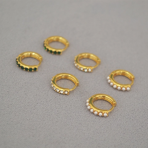 Pendientes Huggie de Aro de Cobre Bañado en Oro de 18K para Mujer Con Perla Artificial y Strass Minimalistas Redondos