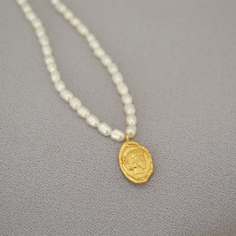 French Vintage Queen Portrait Coin Pendant Freshwater Pearl Necklace Elegant Brass Gold Plated Choker Jewelry For Women