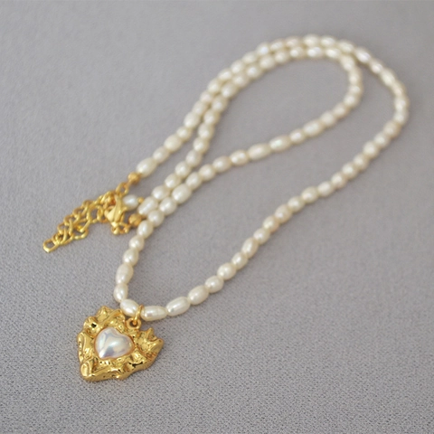 Collana di Perle di Riso d'Acqua Dolce Con Ciondolo a Cuore Irregolare in Ottone Placcato Oro Gioielli da Collo Vintage per Donna