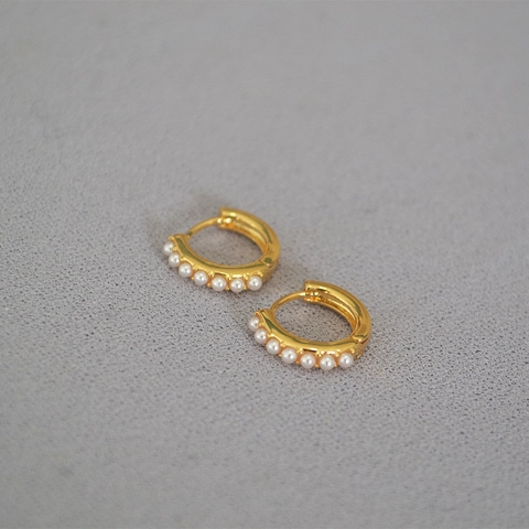 Pendientes Huggie de Aro de Cobre Bañado en Oro de 18K para Mujer Con Perla Artificial y Strass Minimalistas Redondos