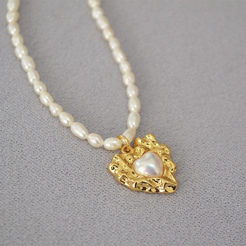 Collana di Perle di Riso d'Acqua Dolce Con Ciondolo a Cuore Irregolare in Ottone Placcato Oro Gioielli da Collo Vintage per Donna